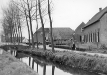 841054 Gezicht op de Schalkwijksche Wetering te Schalkwijk (gemeente Houten) met rechts de boerderij Overeind 45.